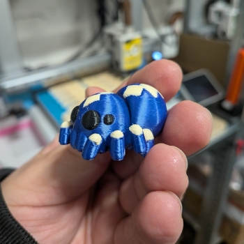 Pająk al'a Poecilotheria metallica - brelok do kluczy